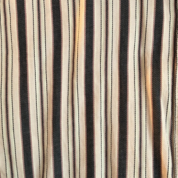 Lee button down blouse. Cute narrow cuffs. Feminine mini-pleats across back. - Picture 6 of 6